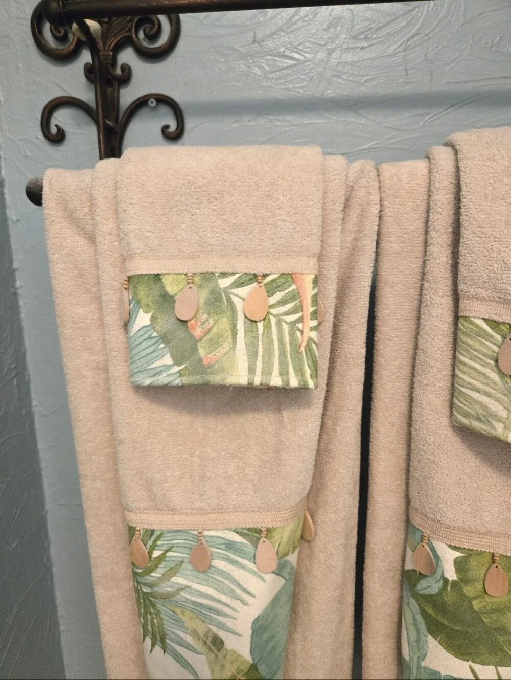 Avanti Linens Beige Tropical Print Decorative Bath Towel Set 6-pc Set.